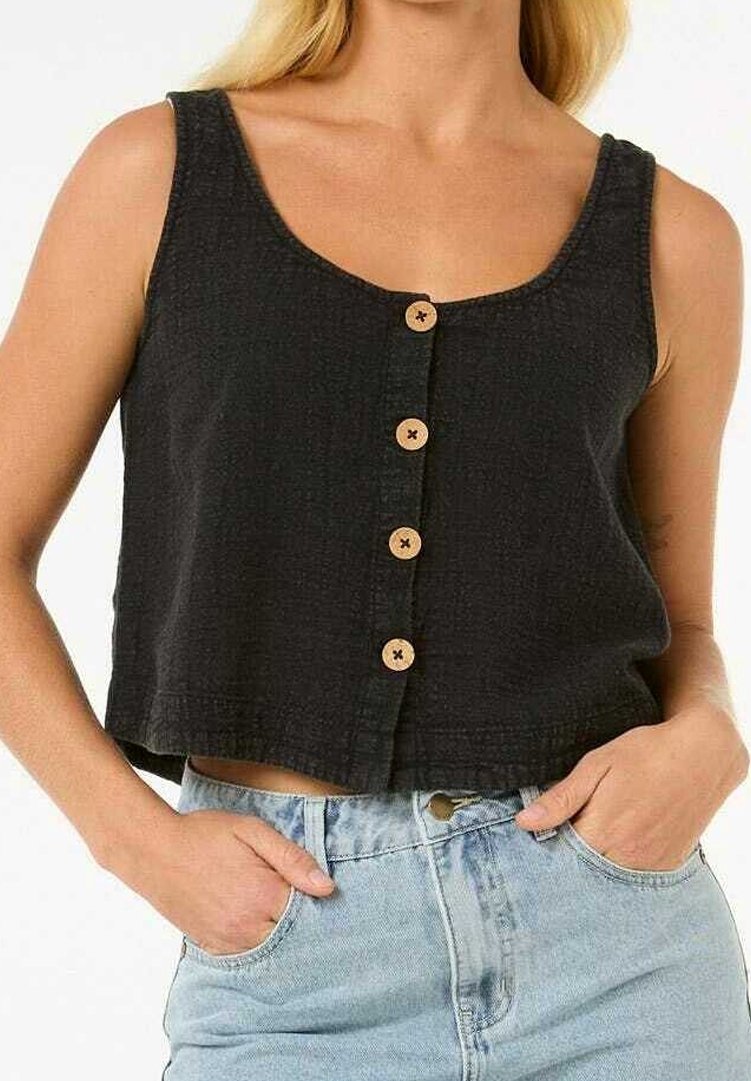 Schwarzes, bauchfreies Tanktop mit rundem Ausschnitt, versehen mit Holzknöpfen vorne und einem strukturierten Stoff. Kombiniert mit hellblauen Jeans.