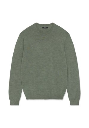 Dlhý olivovo zelený sveter s okrúhlym výstrihom a rebrovanými lemami na manžetách, spodnom leme a okolo krku, položený na bielom pozadí.