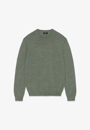 Olīvzaļš garām piedurknēm džemperis ar apaļu kakla izgriezumu un ribveida aprocēm, apakšu un kakla daļu, nolikts uz baltas virsmas.