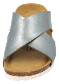 Sandalias de deslizar de imitación cuero gris claro con correas cruzadas, plantilla de corcho y suela de goma blanca. Acabado texturizado, plantilla suave.