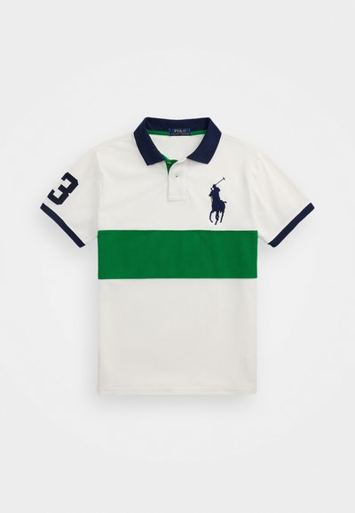 Balts polo krekls ar zaļu horizontālu svītru, tumši zila apkakle un piedurkņu akcenti, ar lielu skaitli "3" kreisajā piedurknē un izšuvumu ar logo.