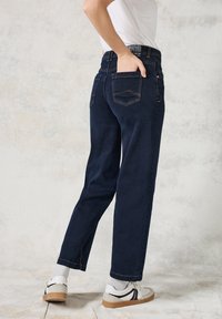 Donkerblauwe jeans van denim, met een rechte pijpdesign, achterzakken met decoratieve stiksels en een contrasterende tailleband.