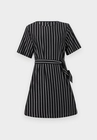 Vestido preto com riscas verticais brancas, mangas curtas, decote em V e cinto amarrado na cintura. Feito de um tecido liso e texturizado.