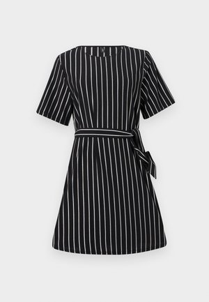 Μαύρο φόρεμα με λευκές κατακόρυφες ρίγες, κοντά μανίκια, V-λαιμόκοψη και ζωνάκι που δένει στη μέση. Φτιαγμένο από ομαλή, υφή ύφασμα.