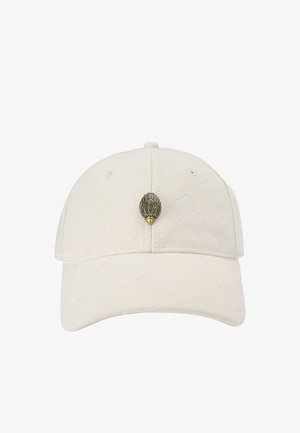 Witte honkbalpet met subtiel gestructureerd patroon en een klein metalen embleem in de vorm van een gestileerd vogelhoofd, gecentreerd op het voorpaneel.