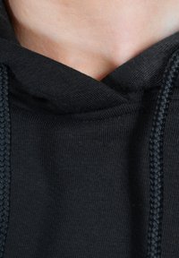 Schwarzer Kapuzenpullover mit einer glatten Stoffstruktur, einer Fronttasche im Känguru-Design und einem Kordelzug am Öffnungsrand der Kapuze.