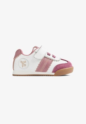 Scarpa da ginnastica bianca con dettagli in camoscio rosa, tre strisce rosa in finta pelle e una fascia con velcro. Presenta materiale testurizzato e suola in gomma.