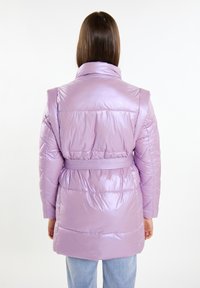 Giacca puffer lavanda con colletto alto, vita con cintura e una texture lucida e trapuntata, caratterizzata da un design di lunghezza intermedia e maniche a polsino.