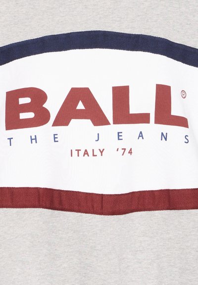 Sweat-shirt en coton gris avec une large bande blanche arborant le texte rouge et marine "BALL THE JEANS ITALY '74." Détail de l'ourlet texturé.