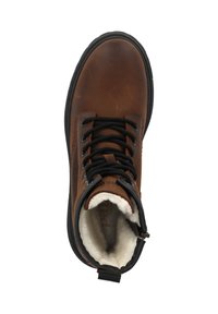 Brązowy skórzany zimowy but z czarnymi sznurowadłami, czarną podeszwą, bocznym zamkiem błyskawicznym oraz widocznym białym futerkiem przy kołnierzu kostki.