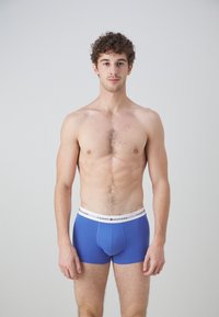 Tommy Hilfiger SIGNATURE TRUNK 3 PACK - Boxerbriefs - iris blue/sweetpea/daylight orange