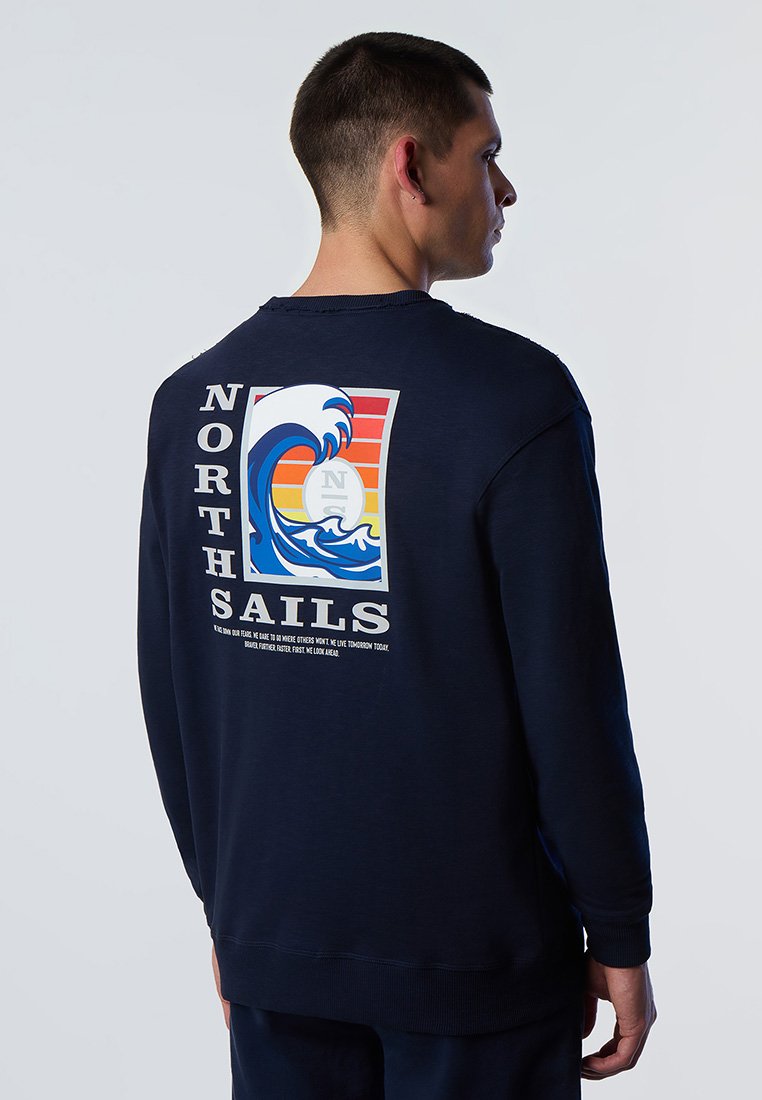 Felpa blu navy con collo a giro, caratterizzata da una grafica colorata a onda e la scritta "NORTH SAILS" sul retro. Maniche e orlo a costine.