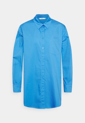 Camisa azul de mangas longas, com botões, feita de tecido suave, apresentando um colarinho clássico e um bolso no peito. Design simples, sem padrões.