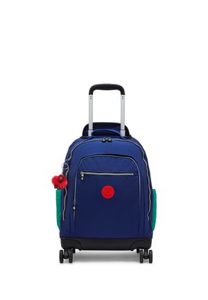 Mochila azul con ruedas y asa telescópica, bolsillo frontal con cremallera, bolsillos laterales verdes y un llavero rojo enganchado al lateral.