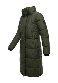 Cappotto invernale lungo e imbottito di colore verde scuro, con un collo alto, polsini elastici neri e una toppa con logo sulla manica.
