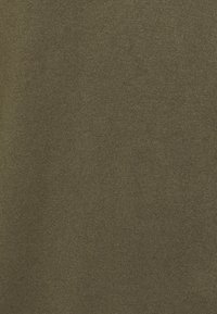 Oliivinvihreä kangas, jossa on hieno, sileä pinta ja tasainen poikittainen kuvio. Materiaali näyttää joustavalta ja kevyeltä.