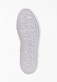 Suola delle sneaker in gomma grigia chiara, con motivo in rilievo "GUESS". Bordo arrotondato, grip texturizzato, bordo bianco a contrasto.