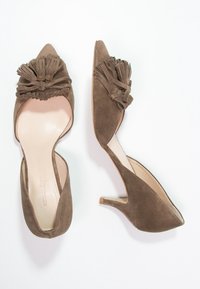 Talons aiguilles femmes slingback en suede marron avec des franges décoratives à l'avant et un petit talon.