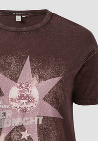 Kurzärmeliges, dunkelbraunes T-Shirt mit einem glitzernden, pinken Stern-Graphic und einer Diskokugel. Weicher Stoff mit lockerer Passform und Rundhalsausschnitt.
