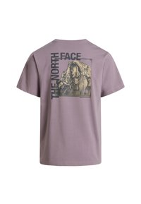 Kurzärmeliges Lavendel-T-Shirt aus Baumwolle mit einem Berggrafik und dem Schriftzug "THE NORTH FACE" auf der Rückseite.