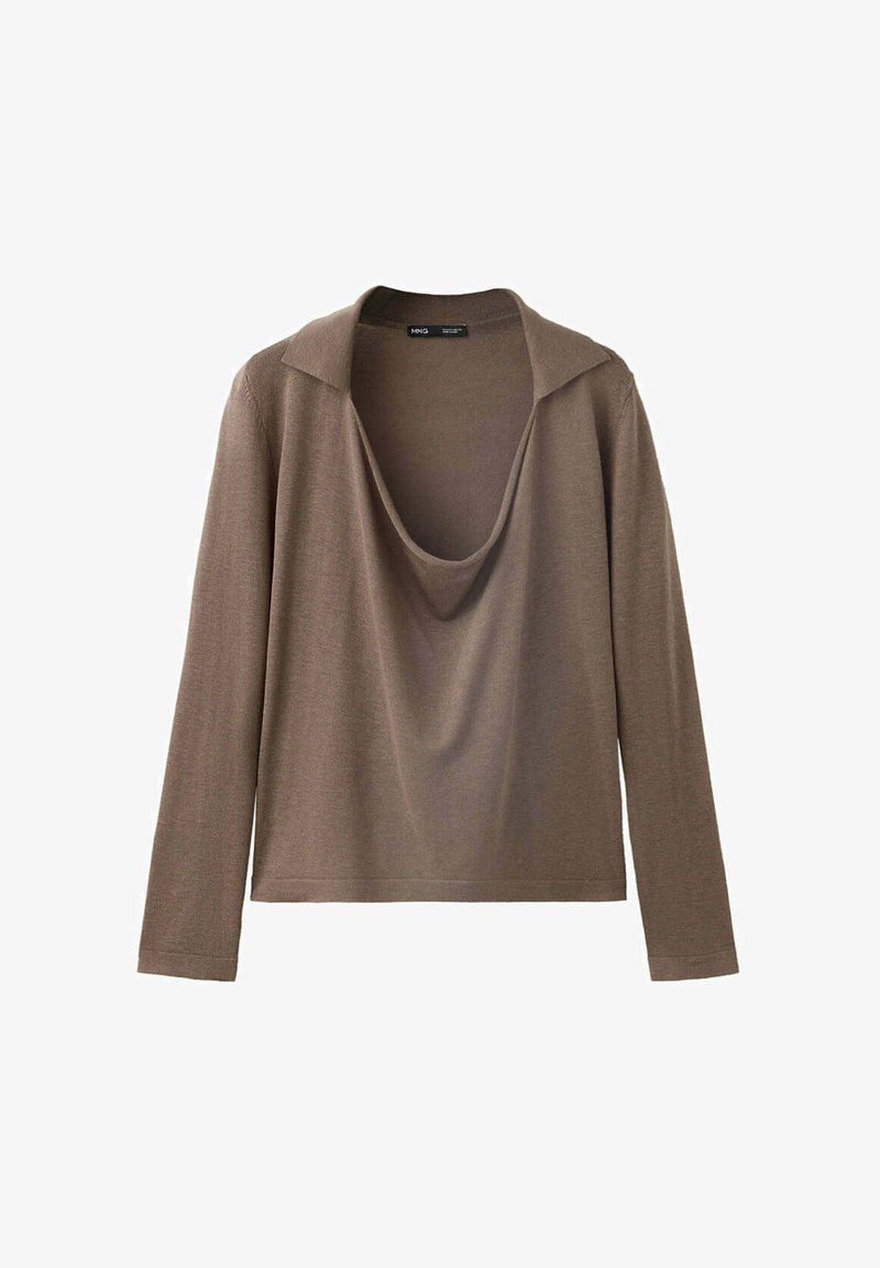 Top marron à manches longues avec un large col bénitier drapé et un tissu doux, présenté à plat sur fond blanc.