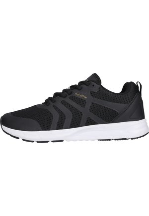 Sort atletiksneaker med mesh-overdel, sorte snørebånd og hvid sål, med subtil branding på siden.