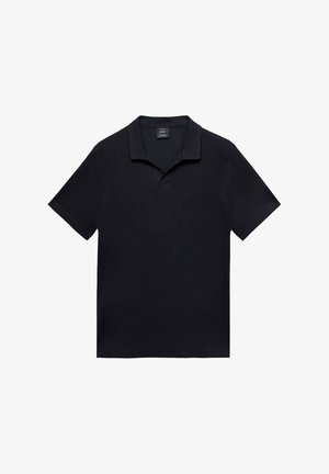 Černá polo košile s krátkým rukávem vyrobená z hladké tkaniny, s klasickým límcem a mírným leskem, rovného střihu a bez vzorů.
