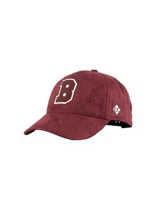Dunkelrotes Baseballcap aus Wildleder mit einem großen, weiß umrandeten Buchstaben "B" vorne und einem kleinen weißen Logo an der Seite.