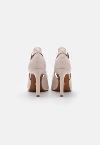 Marco Tozzi by Guido Maria Kretschmer BY GUIDO MARIA KRETSCHMER - Klassiske pumps - powder