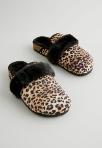 Klompe med leopardmønster som har en sort kunstpelskant, mykt tekstiløvre, korkfotbed og teksturert gummiyttersåle.