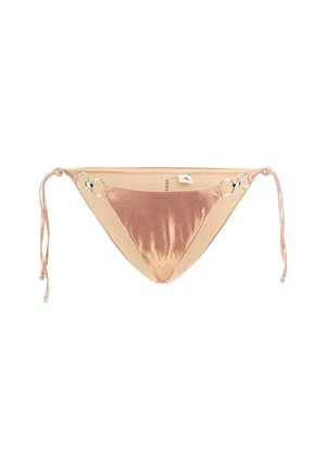 Parte de abajo de bikini, tela beige, forma triangular, presenta aros a cada lado, lazos para ajuste, con una textura suave y aterciopelada.