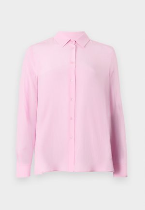 Bluză roz deschis cu guler clasic, mâneci lungi și închidere cu butoane. Materialul pare neted și ușor transparent.