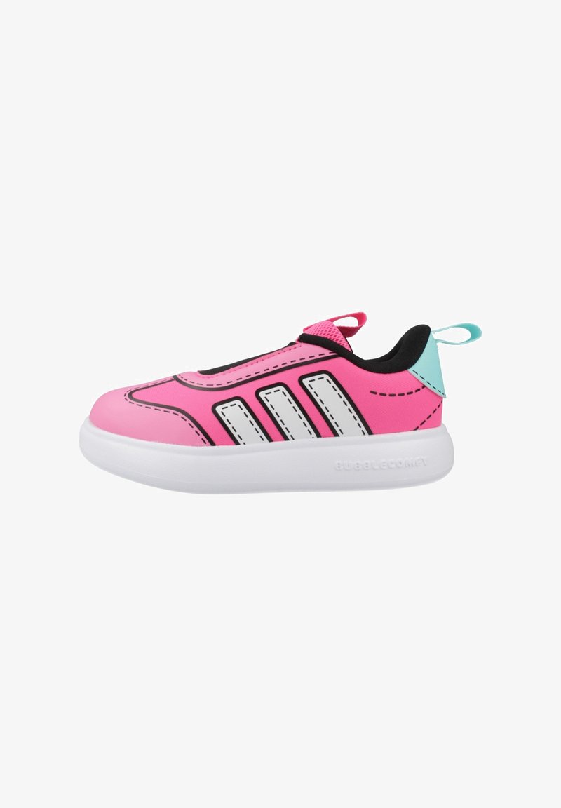 Baskets slip-on roses et turquoise avec semelle blanche et bordure noire, présentant trois bandes blanches sur le côté.