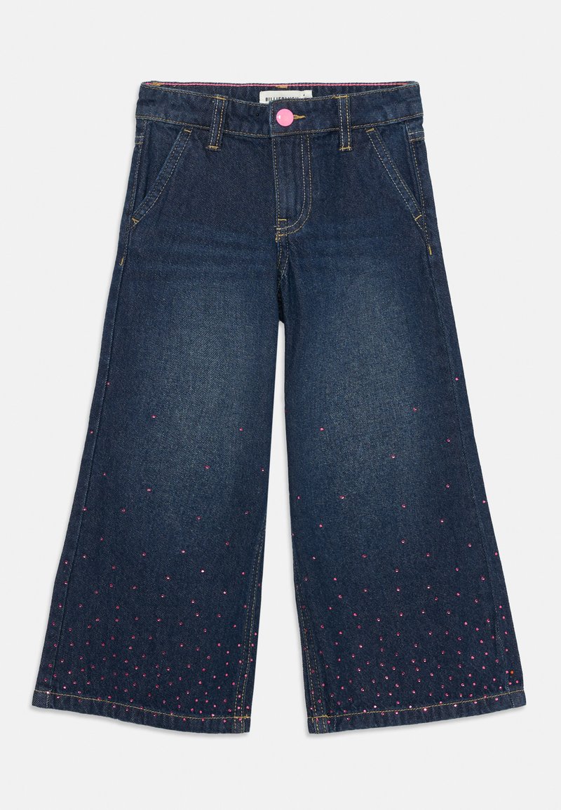 Pantalones de denim de pierna ancha en azul oscuro con adornos de rhinestone rosa esparcidos en las piernas inferiores y un cierre de botón rosa en la cintura.
