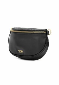 Czarna skórzana torebka w kształcie półksiężyca z złotym zamkiem błyskawicznym, złotym logo marki "CECHNIK" oraz złotym metalowym pierścieniem z boku.