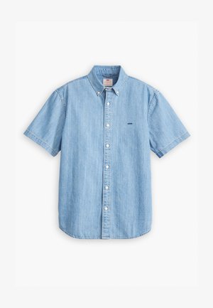 Svetlo modra kratka srajca s kratkimi rokavi, narejena iz denima, z ovratnikom, sprednjimi gumbi in majhnim logotipom na levi strani.