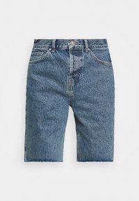 Blå denimshorts med rak skärning, som har fem fickor, bälteshällor och en lätt urtvättad struktur. Rå nederkant vid benöppningarna.