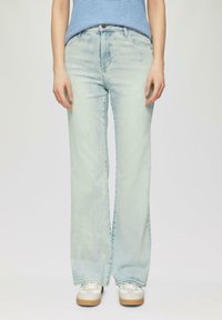 Lichtblauwe denim jeans met een rechte, brede pasvorm. Bevat een rits aan de voorkant, vijf zakken en subtiele vervagingen langs de stof.