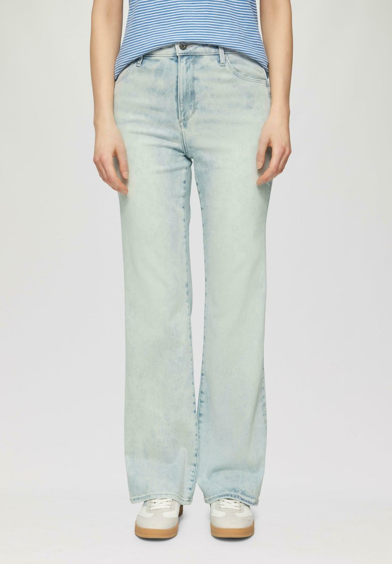 Lichtblauwe denim jeans met een rechte, brede pasvorm. Bevat een rits aan de voorkant, vijf zakken en subtiele vervagingen langs de stof.