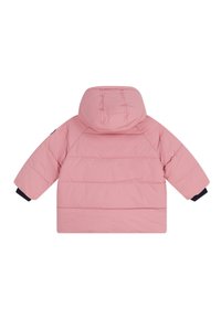 Giacca a vento rosa chiaro con cappuccio, con linee trapuntate orizzontali e polsini delle maniche blu scuro. Vista posteriore, texture morbida.