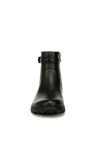 Stivale alla caviglia nero in pelle texturizzata con una piccola fibbia, punta arrotondata e suola in gomma con motivo, visto di fronte.