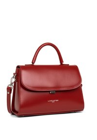 Borsa a tracolla in pelle rossa con un design strutturato, parte superiore piatta, manico arrotondato, cinturino removibile e un pattina anteriore con logo.
