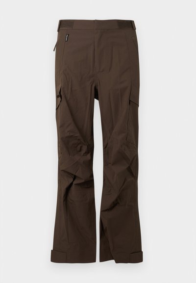 Calças cargo castanhas feitas de um material suave e leve. Apresentam múltiplos bolsos laterais, cintura ajustável e um design de perna reta.