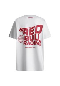 Hvid T-shirt med stor rød "Red Bull Racing" tekst, et globusgrafik med "Worldwide" og "Competing since 2004" på ryggen.