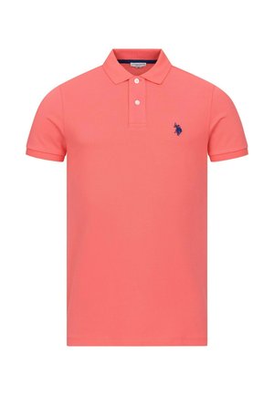 Korallenrotes Polohemd mit kurzen Ärmeln, zwei weißen Knöpfen und einem marineblauen gestickten Logo mit Pferd und Reiter auf der linken Brust.