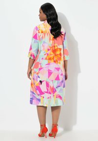 Ulla Popken FLAMINGO PRINT 3/4 SLEEVE BUTTON DOWN - Blousejurk - lavender