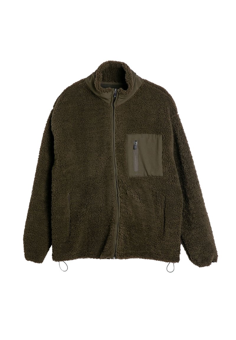 Chaqueta de forro polar color caqui con cuello alto, cierre frontal con cremallera y bolsillo en el pecho. Cuenta con dobladillo con cordón elástico y tejido texturizado para brindar calidez.