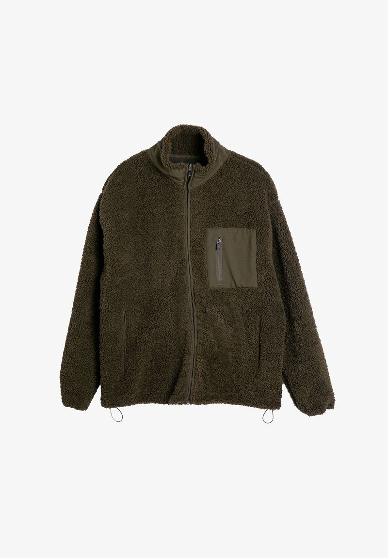 Chaqueta de forro polar color caqui con cuello alto, cierre frontal con cremallera y bolsillo en el pecho. Cuenta con dobladillo con cordón elástico y tejido texturizado para brindar calidez.