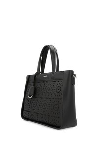 Zwarte lederen tote bag met geperforeerd bloemenpatroon, gestructureerde vorm, dubbele handvatten en een metallic accent aan de voorkant.