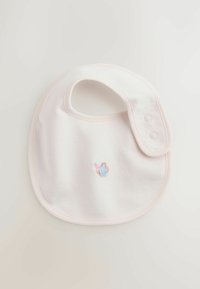 Bavoir pour bébé en rose doux avec un petit papillon brodé en bleu et rose, fixé par deux boutons-pression au niveau du cou.